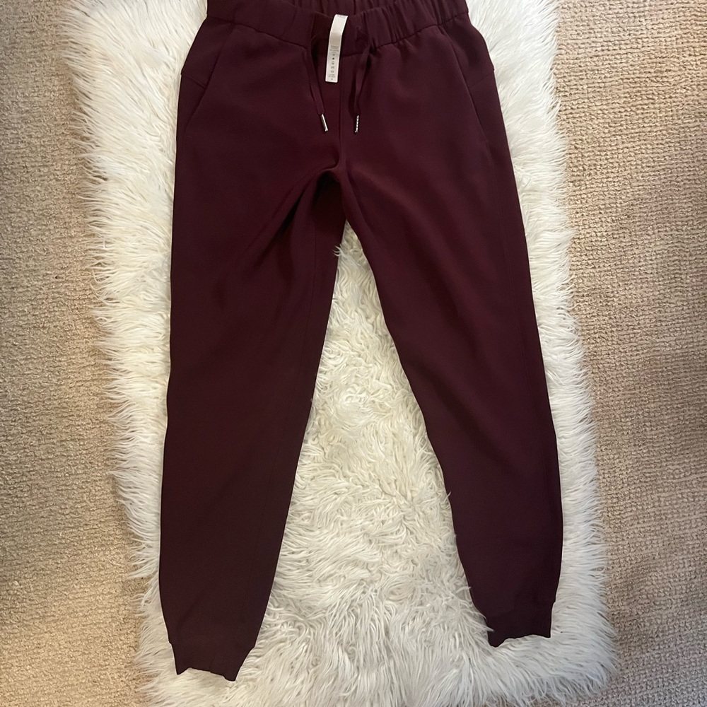 On the fly lululemon joggers size 4. Only worn twice. Color red merlot.